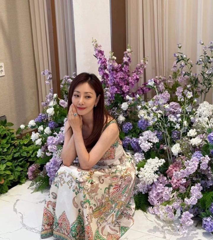 [서울=뉴시스] 배우 오나라가 지난 14일 소셜미디어에 올린 사진에서 아름다움 원피스 자태를 선보였다. (사진=오나라 인스타그램 캡처) 2025.07.15. photo@newsis.com *재판매 및 DB 금지