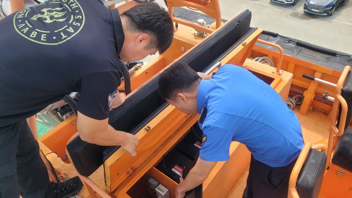 [부산=뉴시스] 15일 부산해양경찰서는 여름철 혹서기에 대비해 대형 함정에 탑재된 고속단정에 대한 안전 점검을 진행하고 있다. (사진=부산해양경찰서 제공) 2025.07.15. photo@newsis.com *재판매 및 DB 금지