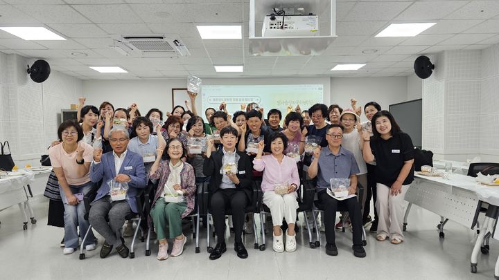 [창원=뉴시스] 강경국 기자 = 15일 경남 창원보건소 사파건강생활지원센터에서 고혈압·당뇨·이상지질혈증·비만 등 건강위험요인 보유 주민을 대상으로 건강한 여름나기 체험형 영양교실이 진행되고 있다. (사진=창원시청 제공). 2025.07.15. photo@newsis.com *재판매 및 DB 금지