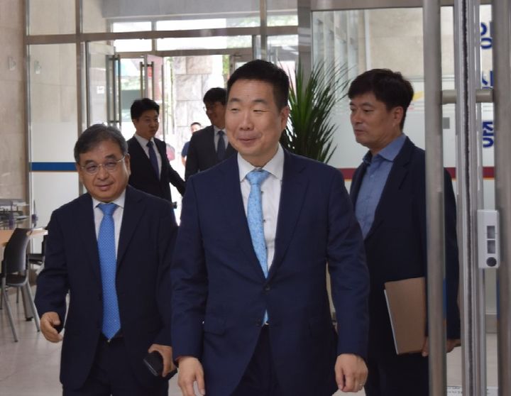 [부산=뉴시스] 부산국세청은 이동운 부산국세청장이 '올해 1기 확정 부가가치세 신고기간'(7월1~25일)을 맞아 지난 14일 서부산세무서를 방문했다고 15일 밝혔다. (사진=부산국세청 제공) 2025.07.15. photo@newsis.com *재판매 및 DB 금지