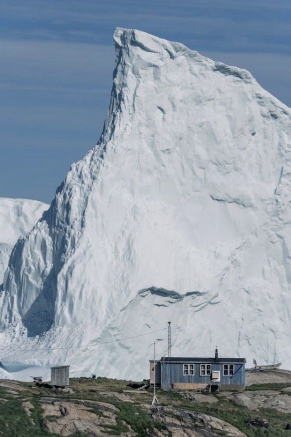 [서울=뉴시스] 그린란드의 한 마을 앞마다에 초대형 빙산이 접근하며 주민들의 긴장이 고조되고 있다. (사진=@AventuraObscura 엑스 캡처) 2025.07.15 *재판매 및 DB 금지