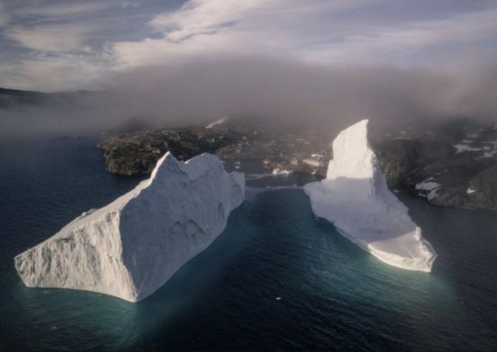 [서울=뉴시스] 그린란드의 한 마을 앞마다에 초대형 빙산이 접근하며 주민들의 긴장이 고조되고 있다. (사진=@AventuraObscura 엑스 캡처) 2025.07.15 *재판매 및 DB 금지
