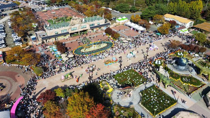 [고성(경남)=뉴시스] 신정철 기자= 지난해 경남고성공룡세계엑스포 퍼레이드 모습.(사진=고성군 제공).2025.07.15. photo@newsis.com *재판매 및 DB 금지