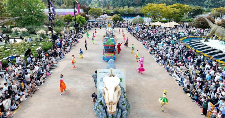 [고성(경남)=뉴시스] 신정철 기자= 경남 고성군이 통계청이 발표한 2024년 4분기 생활인구 산정결과에서 도내 군부 중 가장 높은 29만 2000명의 생활인구 수치를 기록했다. 특히 지난해 10월 한달간 생활인구가  35만 8000 명에 달해 '경남고성공룡세계엑스포' 흥행의 영향을 크게 받은 것으로 조사됐다.사진은 지난해 경남고성공룡세계엑스포 퍼레이드 모습.(사진=고성군 제공).2025.07.15. photo@newsis.com *재판매 및 DB 금지