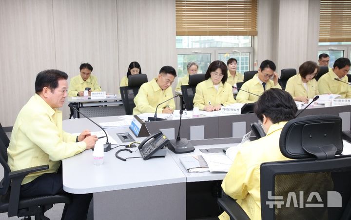 [안양=뉴시스] 안양시는 15일 최대호 시장(사진 왼쪽) 주재로 폭염 대책 보고회를 열고, 추가 대책 등을 논의했다.(사진=안양시 제공).2025.07.15.photo@newsis.com