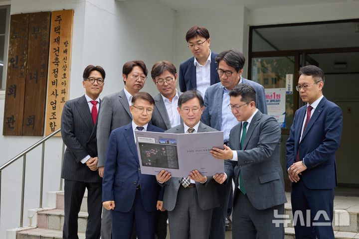 [서울=뉴시스] 정경구 HDC현대산업개발 대표이사가 14일 방배신삼호아파트 재건축 현장을 방문했다. (사진 첫째 줄 왼쪽에서 두 번째 정경구 HDC현대산업개발 대표이사)