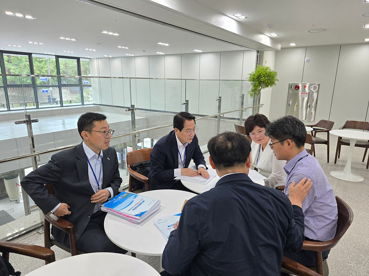 [여수=뉴시스] 여수시 최정기 부시장과 시공무원이 국정기획위원회를 방문해 현안의 국정과제 반영을 건의하고 있다. (사진=여수시 제공) 2025.07.15. photo@newsis.com *재판매 및 DB 금지