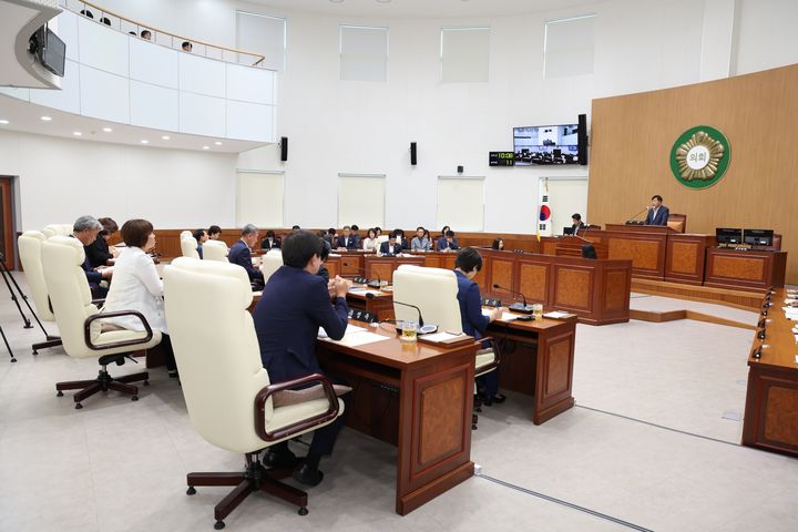 [고성(경남)=뉴시스] 신정철 기자= 경남 고성군의회(의장 최을석)는 15일, 의회 본회의장에서 제303회 임시회를 개회, 오는 24일까지 10일간 2025년도 제2회 추가경정 세입·세출예산안을 포함한 각종 부의 안건 15건을 심의할 예정이다.사진은 고성군의회 제303회 임시회 개회 모습.(사진=고성군의회 제공).2025.07.15. photo@newsis.com *재판매 및 DB 금지