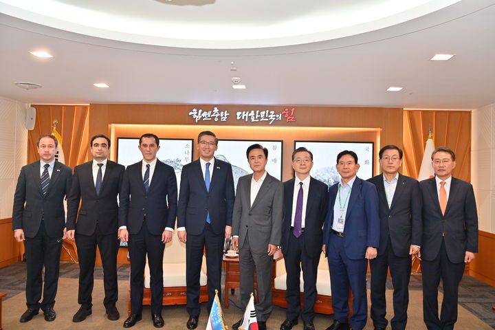 [홍성=뉴시스] 김태흠 충남지사가 15일 도청 접견실에서 압두살로모프 알리쉐르 주한 우즈베키스탄 대사 일행을 접견하고 있다.  *재판매 및 DB 금지