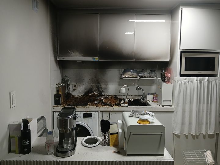 [대구=뉴시스] 대구시 중구 포정동 오피스텔 화재현장. (사진=대구 중부소방서 제공) 2025.07.15. photo@newsis.com *재판매 및 DB 금지