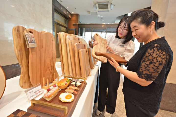 [대구=뉴시스] 대백프라자는 세균 걱정 없는 친환경 향균 통원목 도마로 유명한 '프레리'(Prairie) 제품을 할인 판매한다. (사진 = 대구백화점 제공) 2025.07.15. photo@newsis.com *재판매 및 DB 금지