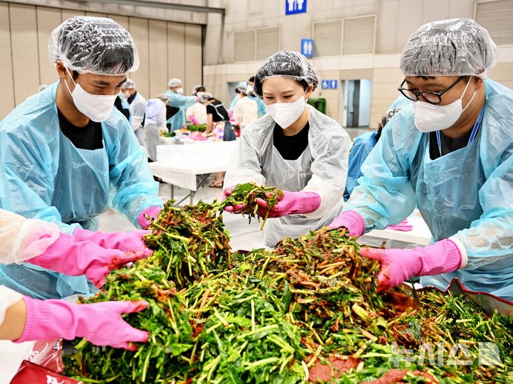 [고양=뉴시스] 킨텍스가 진행한 '2025 사랑의 열무김치 담그기 행사'.(사진=킨텍스 제공)photo@newsis.com