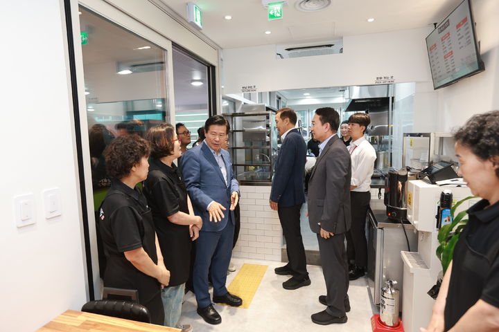 [대구=뉴시스] 대구시 중구는 생활문화센터 1층에 '마실김밥 4호점'을 새롭게 개점하며 어르신들에게 안정적이고 지속 가능한 일자리를 제공하기 위한 의미 있는 행보를 이어가고 있다. (사진=대구시 중구 제공) 2025.07.15. photo@newsis.com *재판매 및 DB 금지