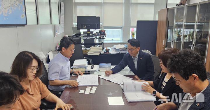 [세종=뉴시스]경남도 김명주(오른쪽서 세 번째) 경제부지사가 15일 정부세종청사 기획재정부를 방문해 경제예산심의관을 만나 우주항공, 원전, 조선·방산, 수산업 등 산업 경쟁력 강화를 위한 신규사업 위주로 내년도 국비 지원을 건의하고 있다.(사진=경남도 제공) 2025.07.15. photo@newsis.com