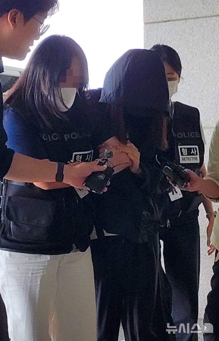 [안동=뉴시스] 김진호 기자 = 시험지를 빼돌리기 위해 기간제 교사와 함께 시험기간 중 경북 안동시의 한 고등학교에 무단 침입한 혐의를 받는 학부모가 구속 전 피의자 심문(영장실질심사)을 받기 위해 15일 대구지법 안동지원으로 들어서고 있다. 2025.07.15. kjh9326@newsis.com