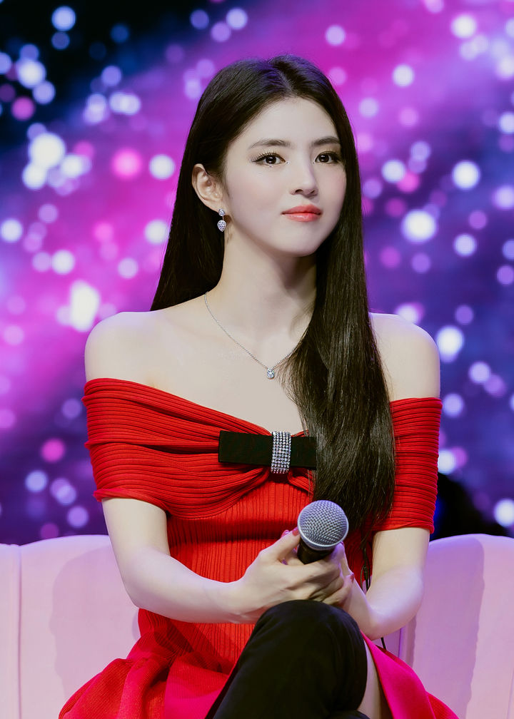 [서울=뉴시스] 배우 한소희가 지난 12일 태국 방콕에서 열린 팬미팅에서 브랜드 '부쉐론' 액세서리를 착용했다. (사진=부쉐론 제공) 2025.07.15. photo@newsis.com *재판매 및 DB 금지