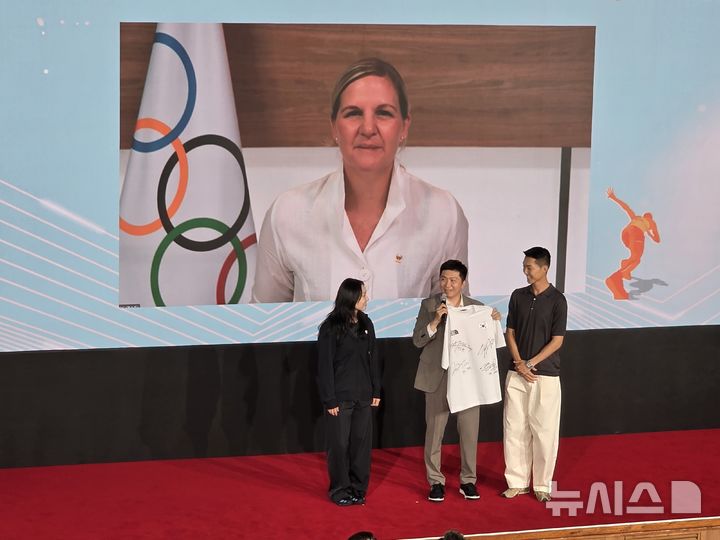 [서울=뉴시스] 김희준 기자 = 커스티 코번트리 국제올림픽위원회(IOC) 위원장이 서울 노원구 태릉선수촌에서 열린 대한체육회 창립 105주년 행사에서 실시간 영상 연결을 통해 쇼트트랙 국가대표 최민정, 육상 남자 높이뛰기 국가대표 우상혁과 대화를 나눴다. 2025.07.15jinxijun@newsis.com