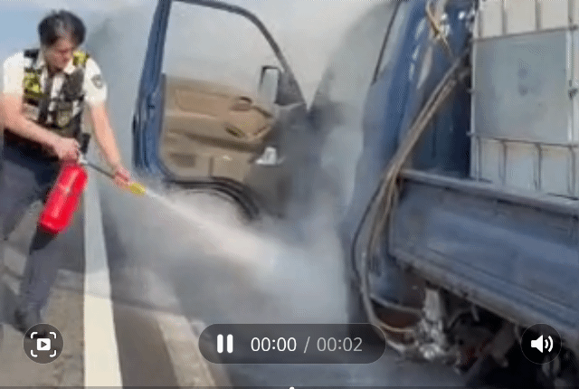 [제주=뉴시스] 제주자치경찰단 서귀포지역경찰대 소속 전재현 경장과 고도협 경장이 14일 오후 서귀포시 상창교차로 일대를 순찰하던 중 갓길에 세워진 1t트럭에서 불이 난 것을 보고 초기 진화를 벌이고 있다. (사진=제주자치경찰단 제공) 2025.07.15. photo@newsis.com *재판매 및 DB 금지