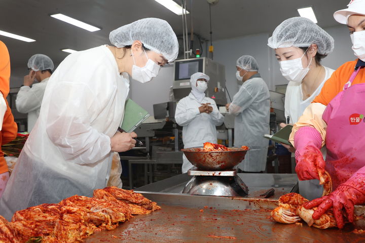 [청양=뉴시스] 조달청 직원이 15일 충남 청양 소재 군납 식품 제조기업 ㈜한울을 방문해 군납 김치류 제조공정의 위생상태를 점검하고 있다.(사진=조달청 제공) *재판매 및 DB 금지