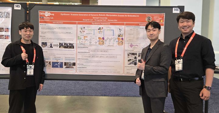 숭실대 김희원 교수 연구팀이 'CVPR 2025'에서 논문을 발표하고, '인공지능 로봇 조작 챌린지 세계대회(ARNOLD Challenge)'에서 1위를 차지했다. 사진은 박성용 학생(왼쪽 첫 번째), 이상민 학생(왼쪽 두 번째), 김희원 교수. (사진=숭실대 제공) *재판매 및 DB 금지