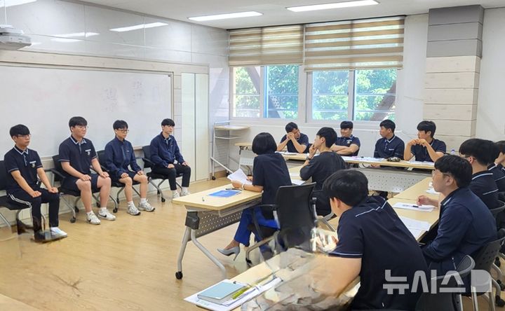 [포항=뉴시스] 한동대학교 대학일자리플러스센터가 포항흥해공고에서 실시한 모의 면접 컨설팅 모습. (사진=한동대 제공) 2025.07.15. photo@newsis.com