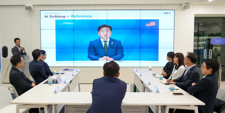 [제주=뉴시스] 오영훈 제주지사가 15일 서울 서초구 이스트소프트 본사를 방문해 AI 휴먼 기술을 시연하고 있다. (사진=제주도 제공) 2025.07.15. photo@newsis.com *재판매 및 DB 금지