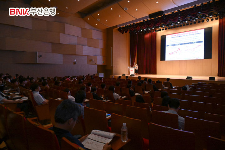 [부산=뉴시스] BNK부산은행은 15일 부산 남구 부산은행 본점 오션홀에서 부산·울산·경남지역의 수출입 업체 담당자 150여명을 초청해 '올해 하반기 환율 및 글로벌 경제 전망'에 대한 세미나를 열었다. (사진=부산은행 제공) 2025.07.15. photo@newsis.com *재판매 및 DB 금지