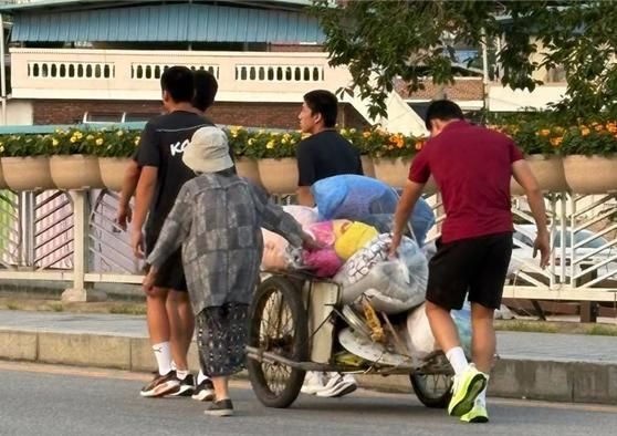 [뉴시스] 지난달 23일 프로축구 K리그1 김천상무 소속 군인 선수들이 리어카를 끌고 가는 할머니를 돕고 있다. (출처=김천상무 인스타그램) *재판매 및 DB 금지