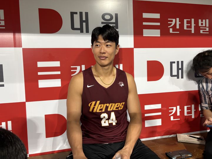 [서울=뉴시스] 신유림 기자 = 프로야구 키움 히어로즈의 주장 송성문이 15일 서울 고척스카이돔에서 진행된 선수단 훈련을 마친 뒤 더그아웃에서 인터뷰를 진행하고 있다. 2025.07.15. spicy@newsis.com&nbsp; *재판매 및 DB 금지