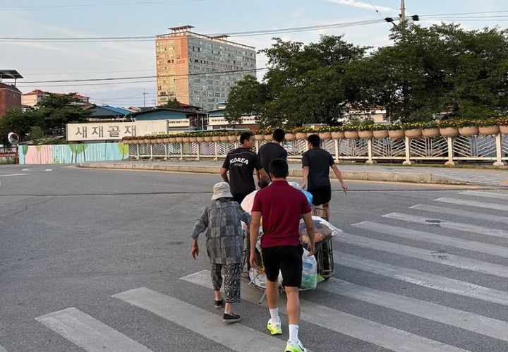 [뉴시스] 지난달 23일 프로축구 K리그1 김천상무 소속 군인 선수들이 리어카를 끌고 가는 할머니를 돕고 있다. (출처=김천상무 인스타그램) *재판매 및 DB 금지