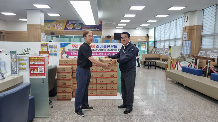 [울산=뉴시스] 울산 청량농협(조합장 박동섭)은 최근 울주군 청량읍에서 수확한 신선한 햇양파(2400㎏)를 고객에게 사은품으로 제공하는 행사를 진행한다고 15일 밝혔다. (사진= 청량농협 제공) 2025.07.15.photo@newsis.com *재판매 및 DB 금지