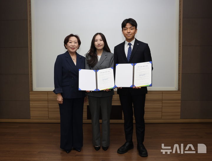 [세종=뉴시스]한국산업기술진흥원(KIAT)은 지난 15일 2025년 반부패·청렴 주간을 맞아 '반부패·청렴의 날 기념식'을 열고 올해 반부패·청렴주간 슬로건인 '청렴, 나부터 시작'을 선언하고 청렴서약서 준수를 약속했다.(사진=키아트 제공)