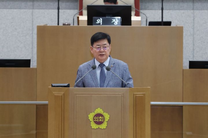 [수원=뉴시스] 이선구 경기도의회 보건복지위원회 위원장이 15일 제385회 임시회 제1차 본회의 5분발언에서 첨단기술을 활용한 복지서비스의 필요성을 강조하고 있다. (사진=경기도의회 제공) 2025.07.15. photo@newsis.com *재판매 및 DB 금지