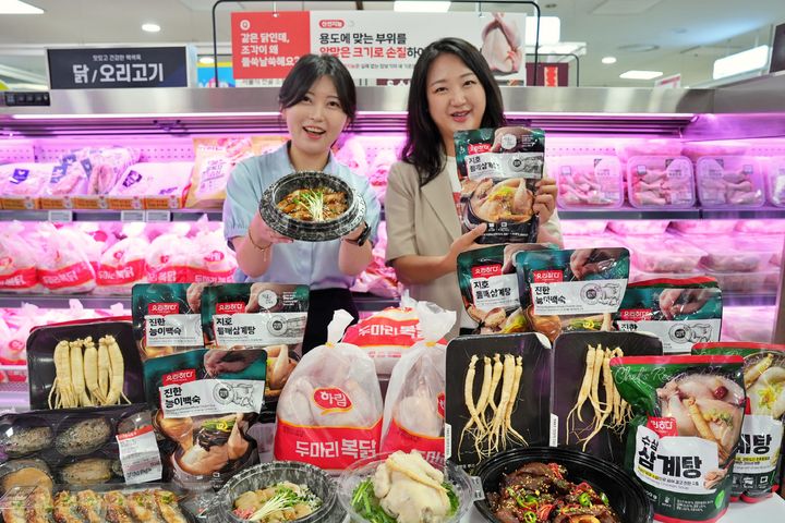 [서울=뉴시스] 롯데마트는 홈보양족을 위한 백숙용 닭과 간편 보양식 할인 행사를 진행한다고 16일 밝혔다.(사진=롯데마트 제공) *재판매 및 DB 금지