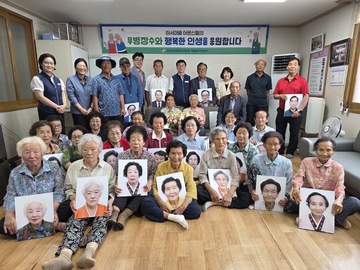 [울산=뉴시스] 새울원자력본부(본부장 소유섭) 기획감사부는 15일 자매결연을 맺은 온양읍 하서마을을 찾아 어르신들의 무병장수와 행복한 백세 인생을 응원하는 장수 축하 기념행사를 했다고 밝혔다. (사진= 새울원전 제공) 2025.07.15.photo@newsis.com *재판매 및 DB 금지