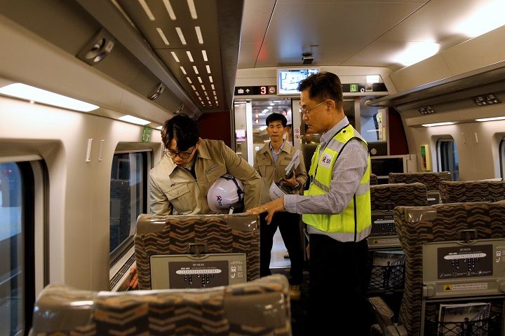 [서울=뉴시스] 이종국 SR 대표이사가 15일 여름철 여객 수송에 대비해 열차점검을 실시하고 있다. 2025.07.15. (사진=SR 제공) photo@newsis.com *재판매 및 DB 금지