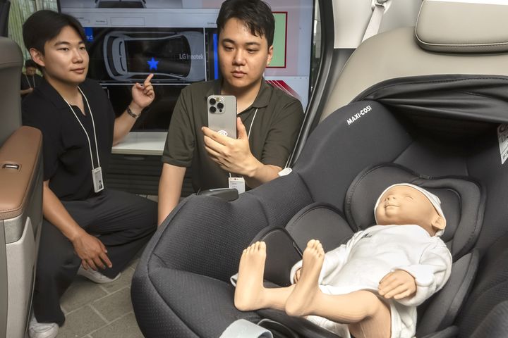 [서울=뉴시스]LG이노텍 직원이 차세대 디지털키 솔루션의 '아동 감지(CPD)' 기능을 시연하고 있다. (사진=LG이노텍 제공) 2025.07.15. photo@newsis.com *재판매 및 DB 금지