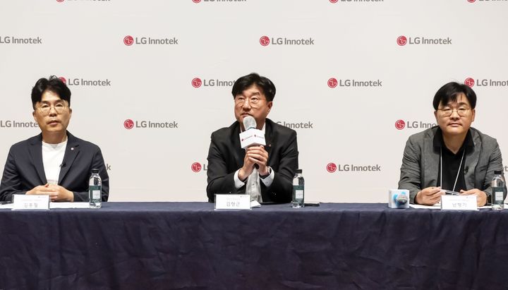 [서울=뉴시스]7월 15일 강서구 LG사이언스파크에 위치한 LG이노텍 마곡 본사에서 개최된 '차세대 디지털키 솔루션 기술 설명회'에서 김홍필 커넥티비티 사업담당(상무)와 김형근 전장마케팅담당, 남형기 커넥티비티 개발실장이 질의응답을 하고 있다. (사진=LG이노텍 제공) 2025.07.15. photo@newsis.com *재판매 및 DB 금지