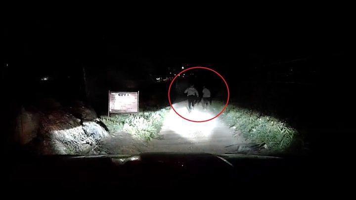 도주하는 태국인 불법체류자를 추격하는 한덕수 경장. (사진=경기남부경찰청 제공) *재판매 및 DB 금지