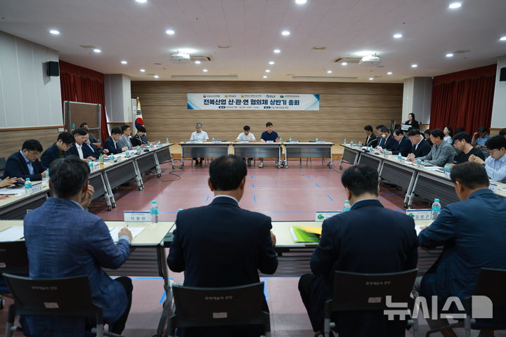 [광주=뉴시스] 완도군은 15일 국립수산과학원, 전남도, 전남해양수산과학원, 한국해양수산개발원, 전복산업연합회 등이 최근 완도문화예술의전당에서 '전복산업 재도약을 위한 산·관·연 협의체 총회'를 개최했다고 밝혔다. (사진=완도군 제공). 2025.07.15. photo@newsis.com *재판매 및 DB 금지