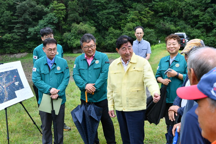 민생현장서 김 군수 소통하고 있는 모습. *재판매 및 DB 금지