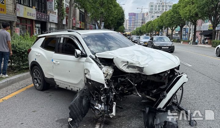 [광주=뉴시스]&nbsp; 15일 오후 3시10분께 광주 동구 계림동 한 도로에서 A(69)씨가 SUV 차량을 몰던 중 전신주를 들이받았다. 이 사고로 A씨가 가벼운 부상을 입어 병원으로 옮겨졌다. 또 전신주가 파손되면서 일대 주택단지 438가구에 전기 공급이 끊겼다. (사진 = 독자 제공) 2025.07.15. photo@newsis.com *재판매 및 DB 금지