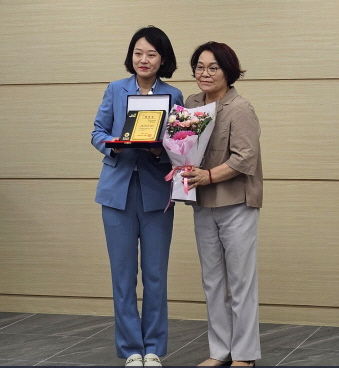 [창원=뉴시스] 강경국 기자 = 성보빈 경남 창원시의원(왼쪽)이 15일 경남도가 주관한 경남여성가족정책포럼 정책발굴단 활동에 적극 참여해 정책 제안 및 도정 발전에 기여한 공로로 경남도지사 표창장을 수상하고 있다. (사진=창원시의회 제공). 2025.07.15. photo@newsis.com *재판매 및 DB 금지