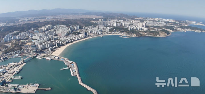 [포항=뉴시스] 송종욱 기자 = 경북 포항시가 영일대 공영주차장 터에 특급 호텔 건립을 위해 16일부터 10월13일까지 사업자를 공모한다. 사진은 포항 영일대 일원 전경. (사진=포항시 제공) 2025.07.15. photo@newsis.com