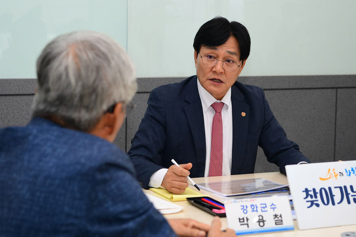 [인천=뉴시스] 14일 박용철 인천 강화군수가 강화군 삼산면을 찾아 '찾아가는 이동 군수실'을 열고 주민들과 대화를 나누고 있다. (사진=강화군 제공) 2025.07.15. photo@newsis.com *재판매 및 DB 금지