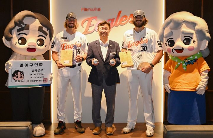[대전=뉴시스] 조명휘 기자 = 프로야구 한화이글스의 외국인투수라이언 와이스와 코디 폰세가 15일 대전 중구 명예구민증을 받은 뒤 김제선 구청장과 기념사진을 찍고 있다. (사진= 중구청 제공) 2025.07.15. photo@newsis.com&nbsp; *재판매 및 DB 금지
