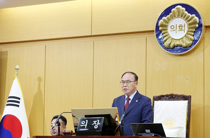 [서산=뉴시스] 조동식 서산시의회 의장이 15일 본회의장에서 제307회 임시회 제1차 본회의를 주재하고 있다. (사진=서산시의회 제공) 2025.07.15. photo@newsis.com *재판매 및 DB 금지
