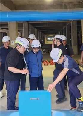 [양산=뉴시스] 권구형 지청장이 양산시 소재 하수처리장을 방문하여 밀폐공간 질식사고 예방을 위한 긴급점검을 하고 있다. (사진=양산지청 제공) 2025.07.15. photo@newsis.com *재판매 및 DB 금지