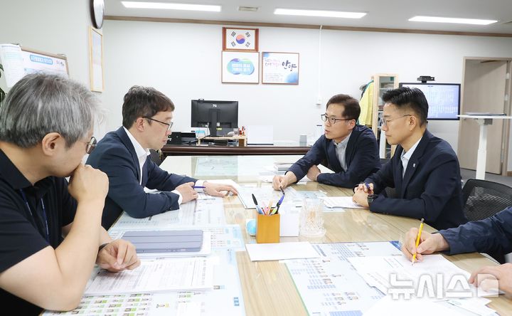 [안양=뉴시스] 안양시-경기도 신규 철도 추진 요청 면담 현장. (사진=안양시 제공).2025.07.14. photo@newsis.com *재판매 및 DB 금지