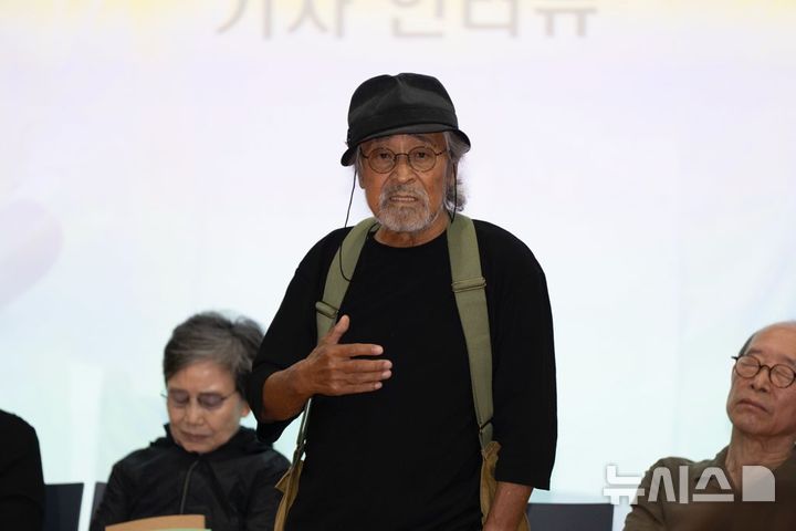  [서울=뉴시스]15일 서울 종로구 서울연극센터에서 '제10회 늘푸른연극제' 제작발표회 및 기자간담회가 열렸다. 원로 배우 최종원(75)이 발언하고 있다. (사진=한국연극협회 제공)